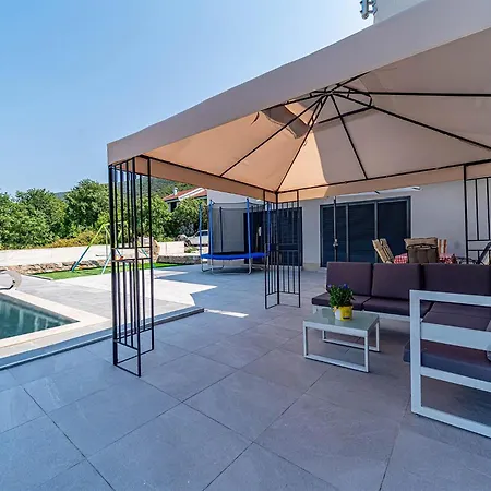 Pet Friendly In With Kitchen