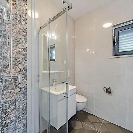 Pet Friendly In With Kitchen Holiday home