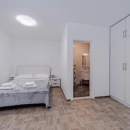 Pet Friendly In With Kitchen