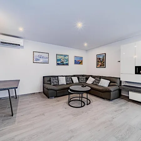 Pet Friendly In With Kitchen *