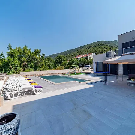 Pet Friendly In With Kitchen * Duba Stonska