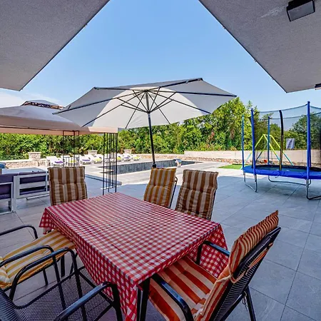Pet Friendly In With Kitchen Holiday home